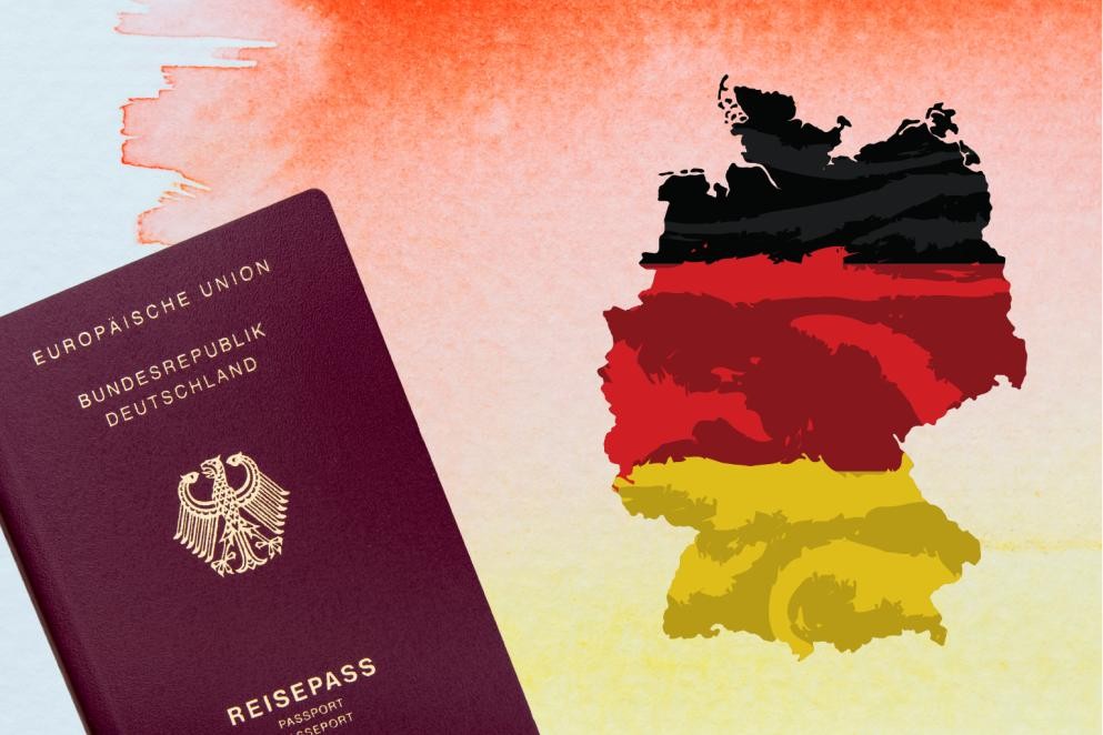 Das Foto zeigt auf der rechten Seite einen europäischen Reisepass und auf der linken Seite die Umrisse von Deutschland in den Nationalfarben.